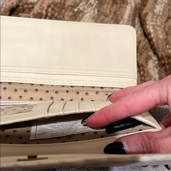 Winnie the Pooh Cream Clutch Wallet Loungefly & Disney Hard Tag VERY RARE - Picture 9 of 16